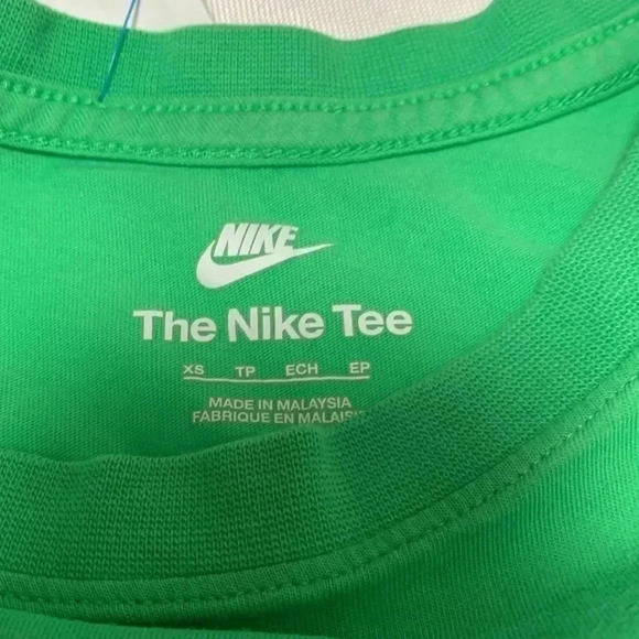 Nike girls t-shirt/tee-shirt, Size XS. Used excellent condition. Very Vibrant❣️ - Picture 2 of 3